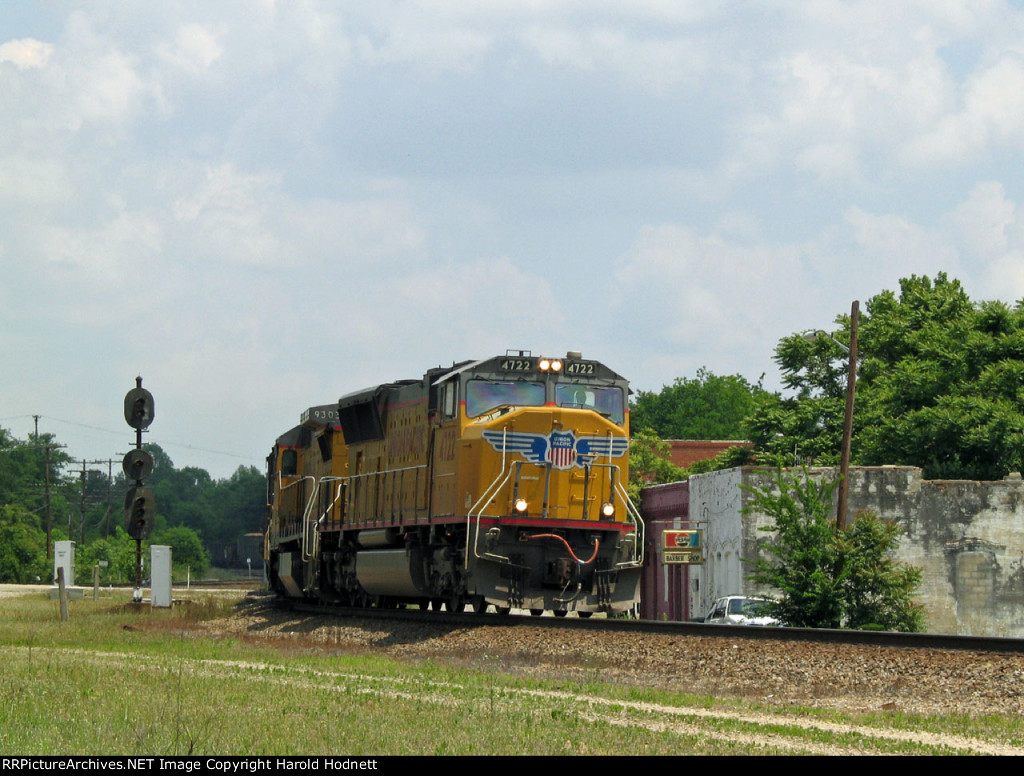 UP 4722 leads train Q478 eastbound